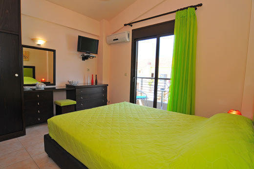 Golden Sunrise Apartments Криси Амудия Стая снимка